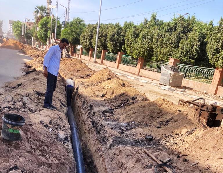 تغيير خطوط مياه الشرب بمدينة إدفو (1)