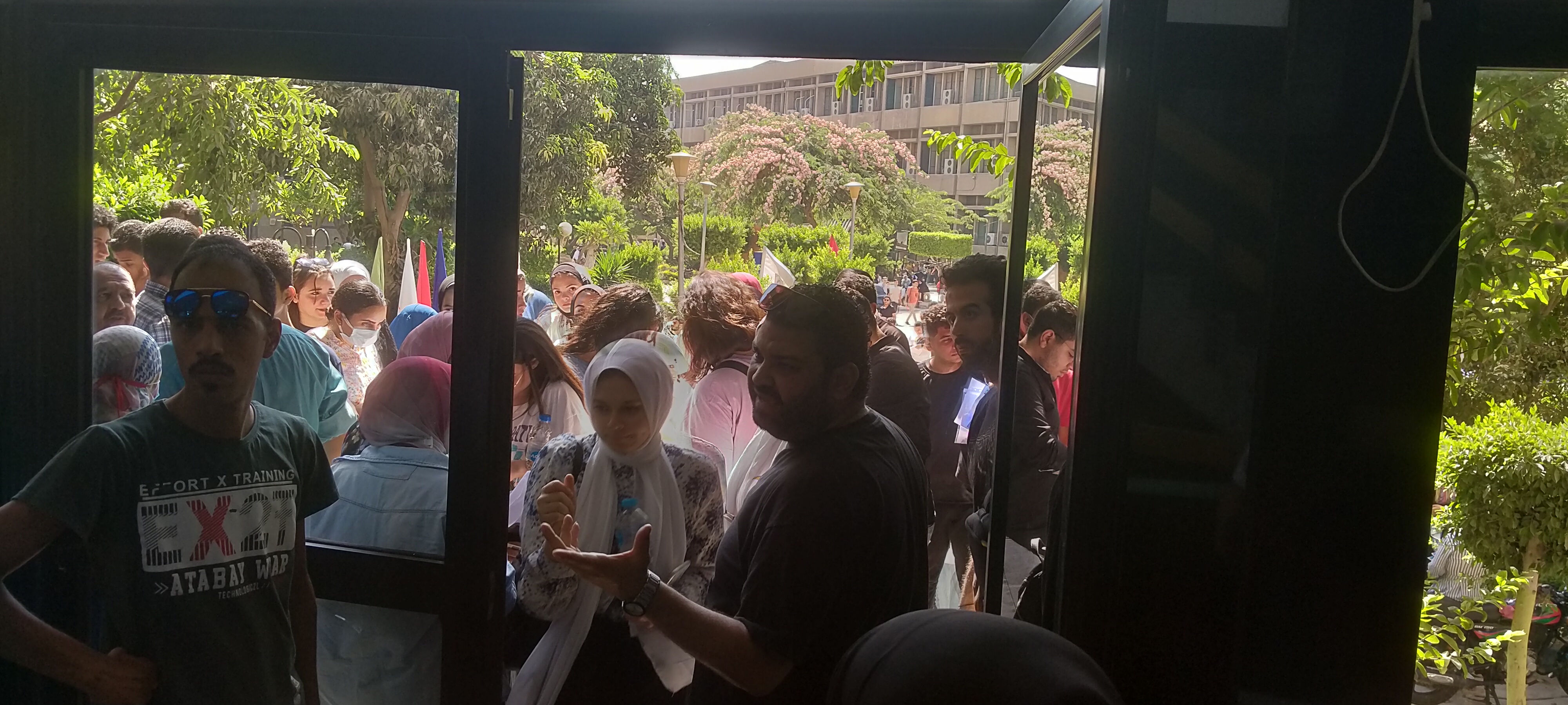 توافد طلاب الثانوية العامة على كلية اعلام جامعة القاهرة لأداء اختبارات توافد طلاب الثانوية العامة على كلية اعلام جامعة القاهرة لأداء اختبارات