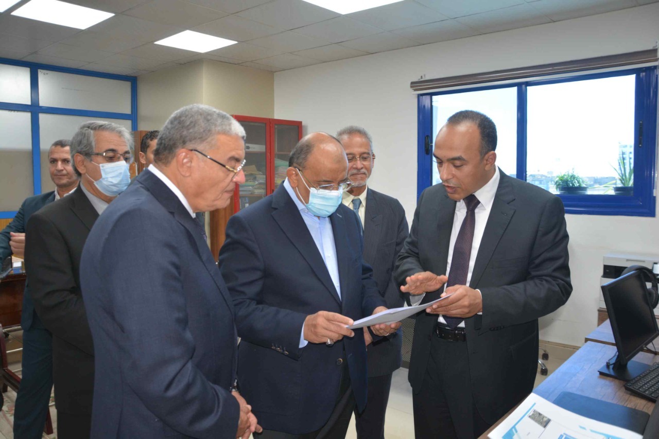 وزير التنمية المحلية ومحافظ المنيا يتفقدان إدارة نظم المعلومات والتحول الرقمي