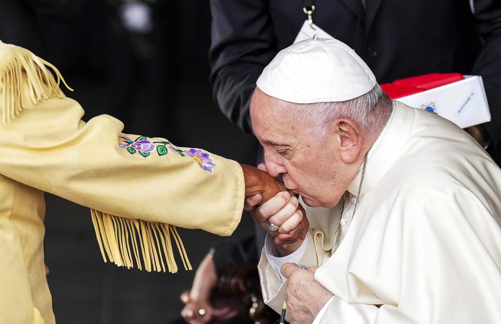 البابا يقبل يد احدى الناجيات