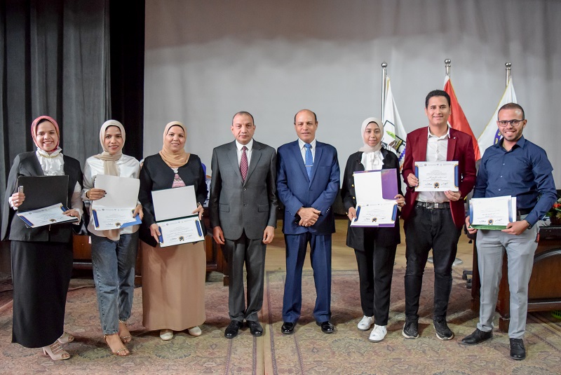 مجلس جامعة بني سويف يكرم الفائزين بالتصفيات النهائية في مبادرة شباب من أجل التنمية
