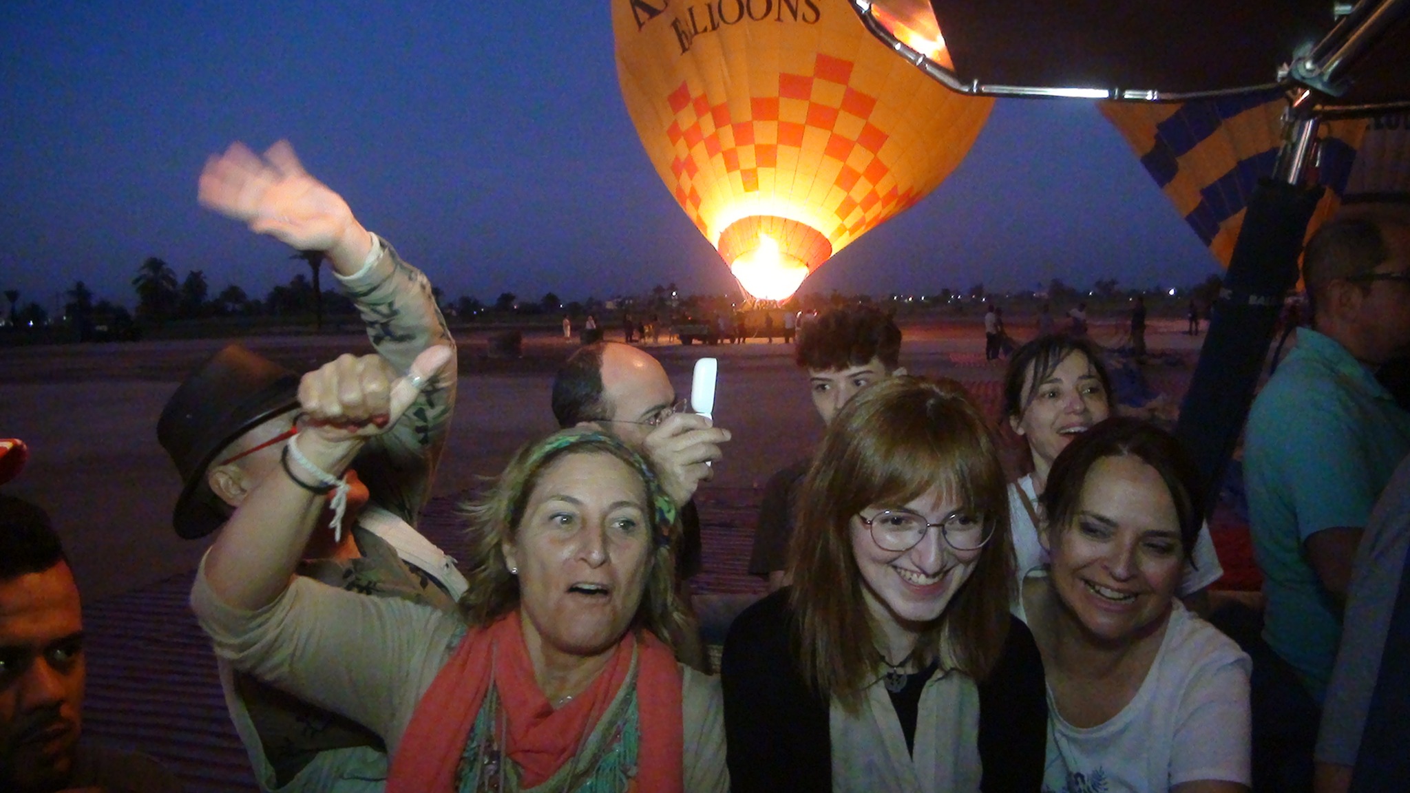 فرحة كبيرة بين الأجانب داخل البالون