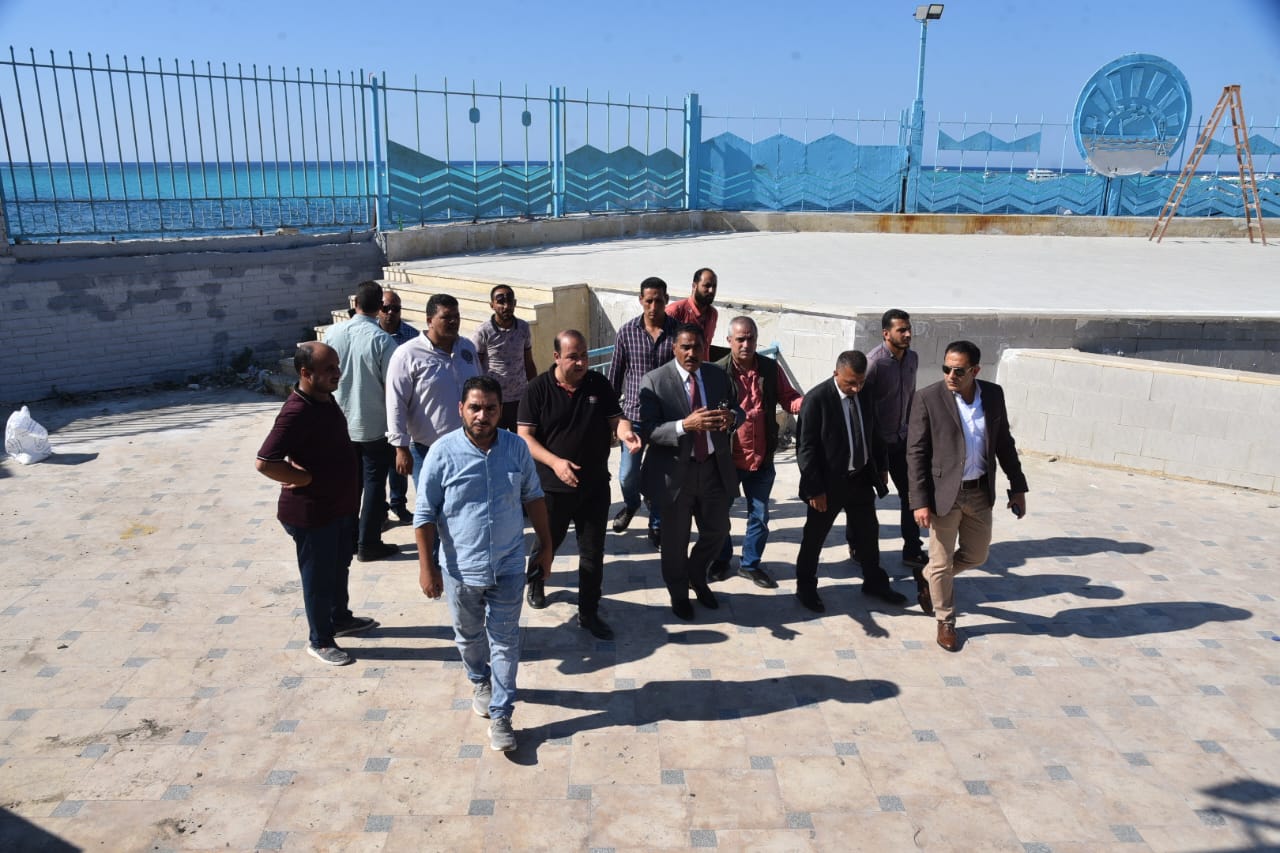 محافظ مطروح يتفقد أعمال تطوير ورفع كفاءة مسرح الشاطئ بكورنيش مدينة (3)