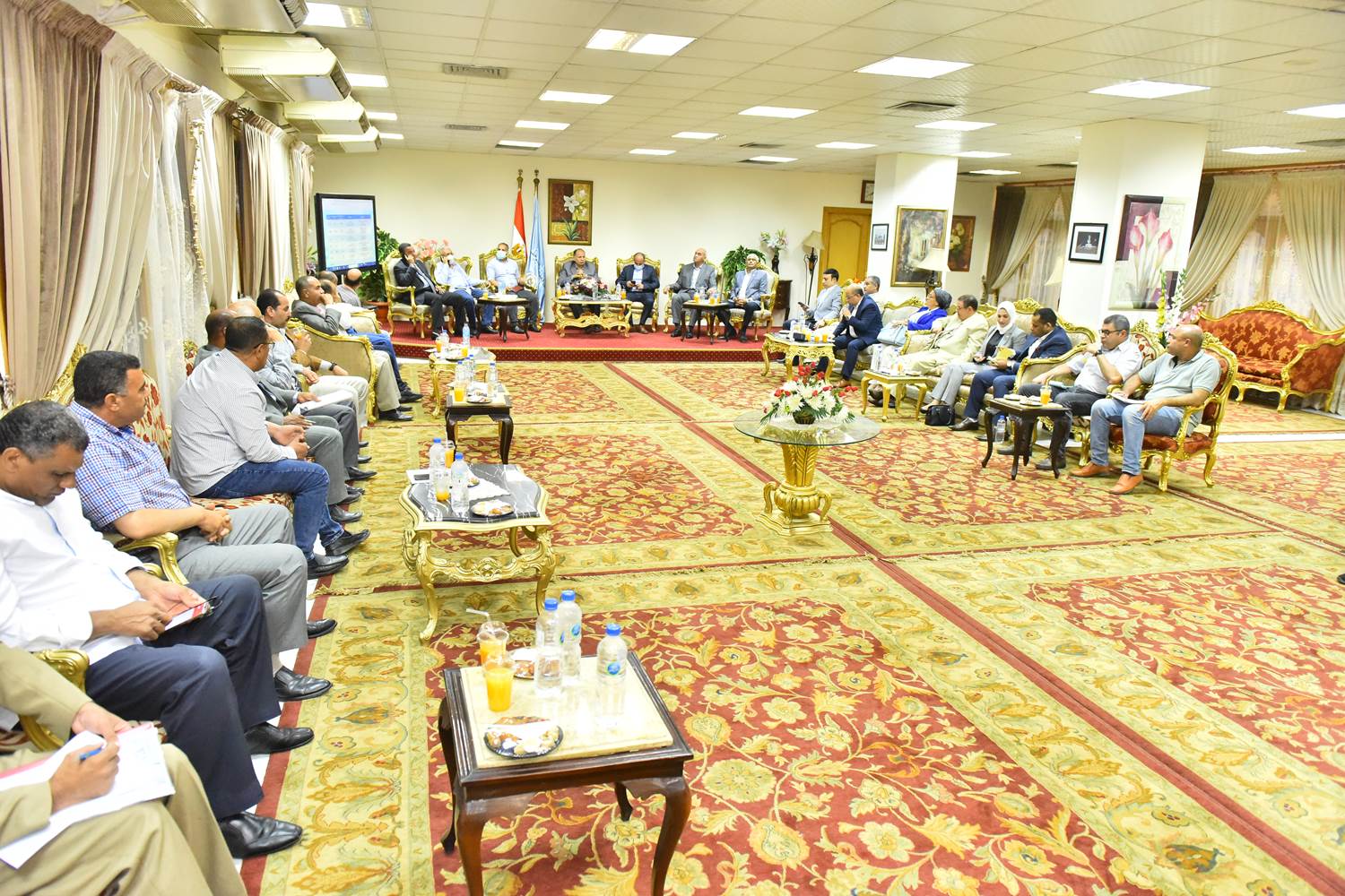 محافظ أسيوط يواصل لقاءاته بأعضاء النواب والشيوخ (9)