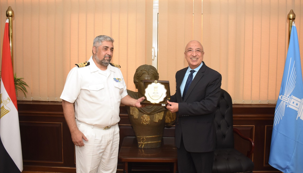 محافظ الإسكندرية يستقبل قبطان السفينة اليونانية (1)