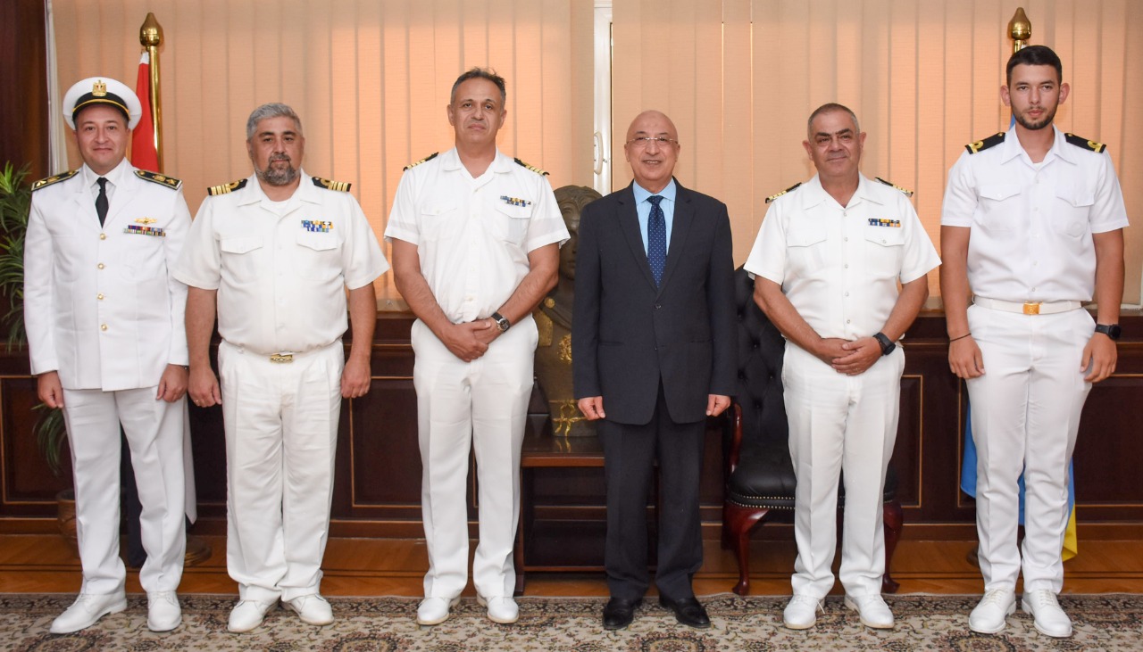 محافظ الإسكندرية يستقبل قبطان السفينة اليونانية (2)