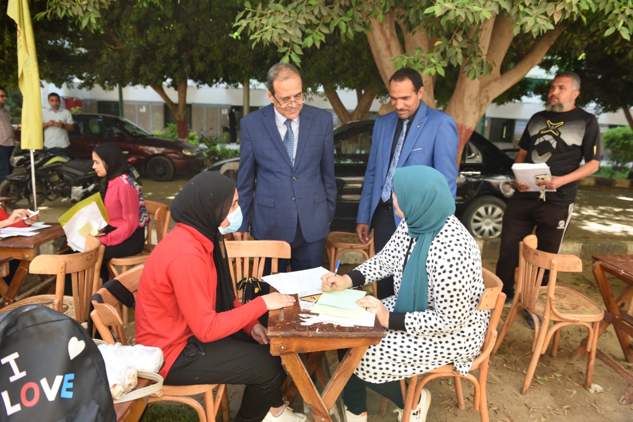 رئيس جامعة سوهاج يتفقد اختبارات القدرات بكلية التربية الرياضية  (6)