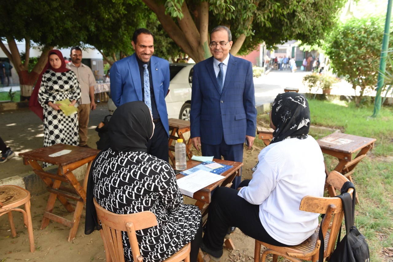 رئيس جامعة سوهاج يتفقد اختبارات القدرات بكلية التربية الرياضية  (4)