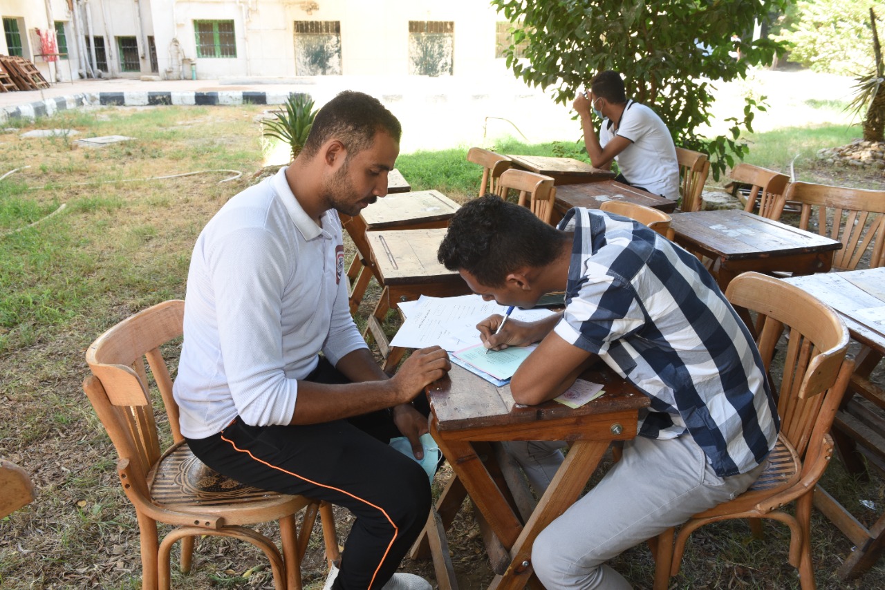 رئيس جامعة سوهاج يتفقد اختبارات القدرات بكلية التربية الرياضية  (7)