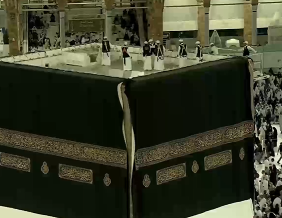 العمال فوق الكعبة