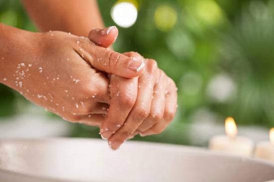 Natural recipes for exfoliating and moisturizing hands