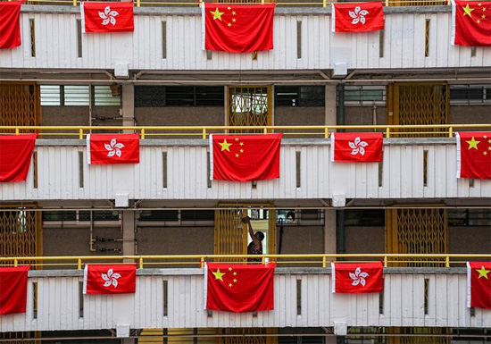 صفوف من أعلام الصين وهونغ كونغ