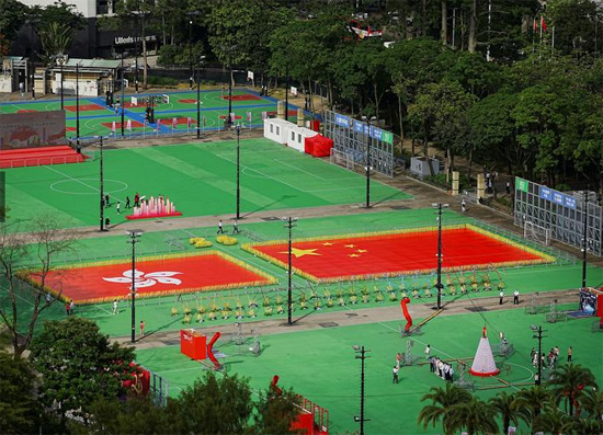 علم الصين وهونغ كونغ يزينان حديقة فيكتوريا