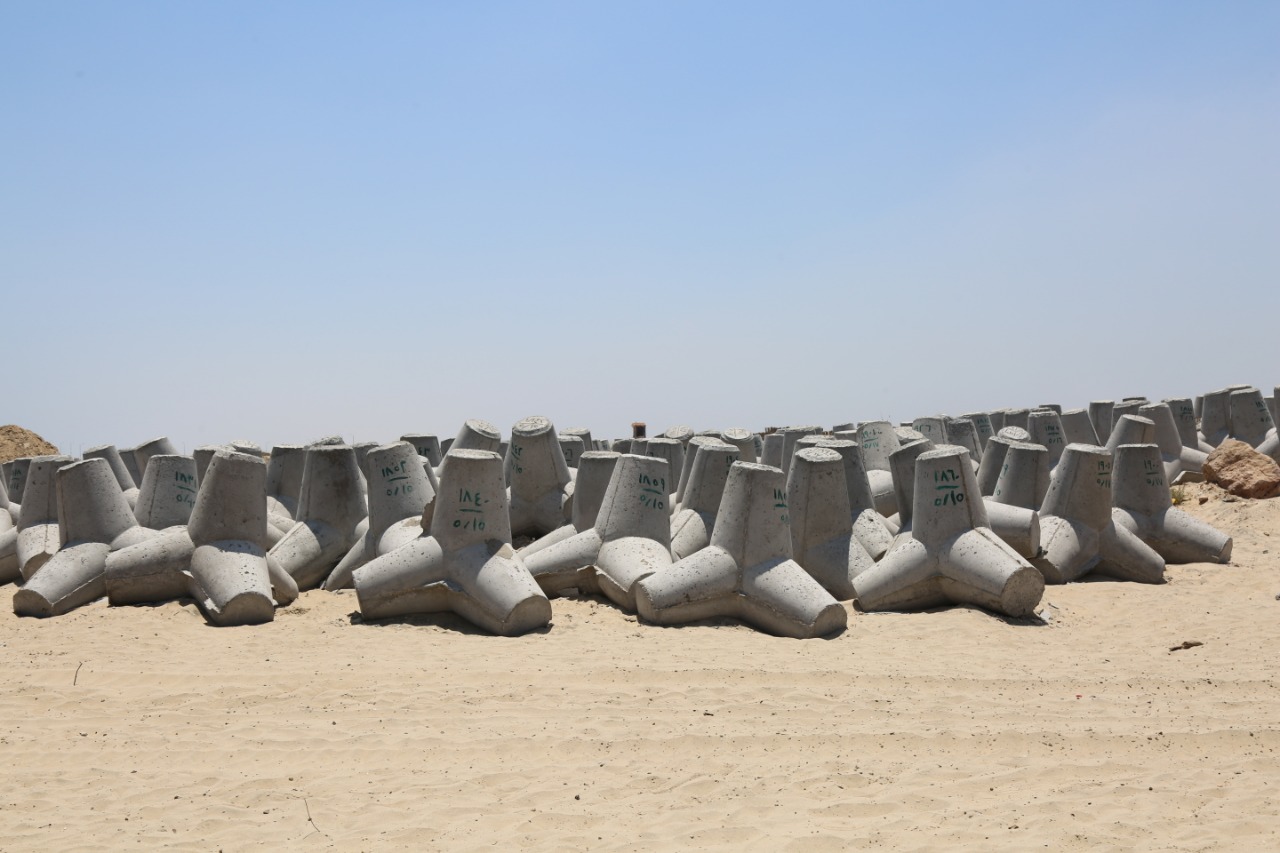 وضع حواجز لحماية الشواطء بكفر الشيخ