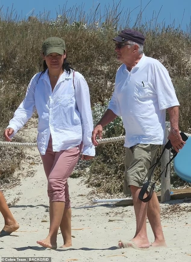 روبرت دي نيرو وتيفاني تشين في أجواء رومانسية علي شاطئ فورمينتيرا بإسبانيا (2)