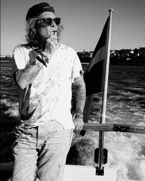جونى ديب يستمتع بقضاء وقته فى قارب خلال زيارته للسويد