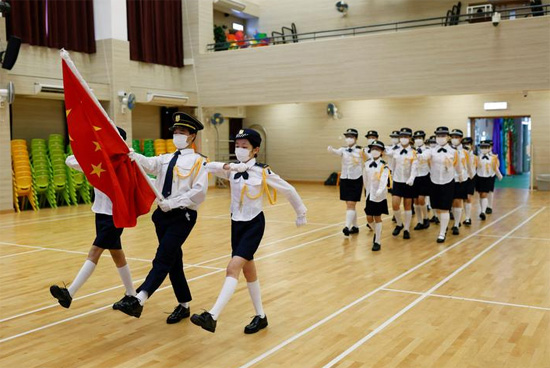 طلاب المدارس الابتدائية يتدربون على حفل رفع العلم