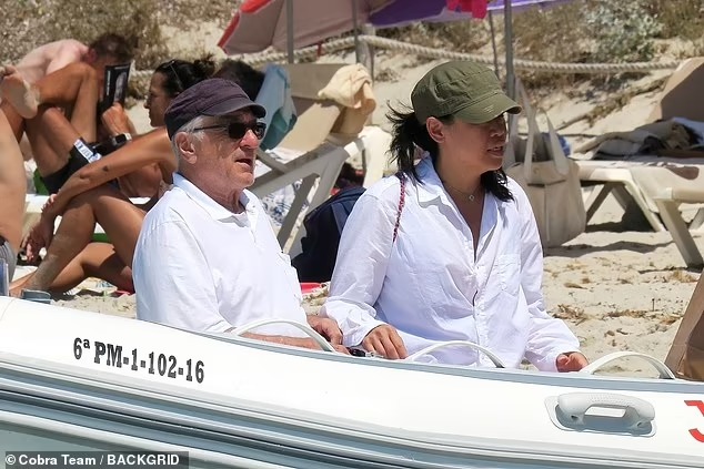 روبرت دي نيرو وتيفاني تشين في أجواء رومانسية علي شاطئ فورمينتيرا بإسبانيا (3)