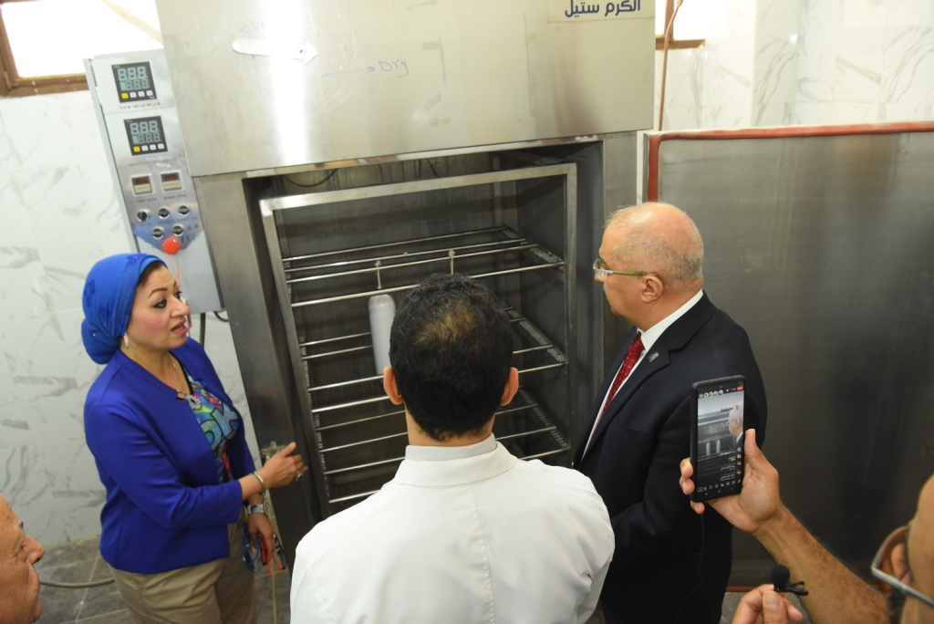 افتتاح أول وحدة تصنيع لمنتجات اللحوم بمستشفى الطب البيطري بجامعة أسيوط (2)