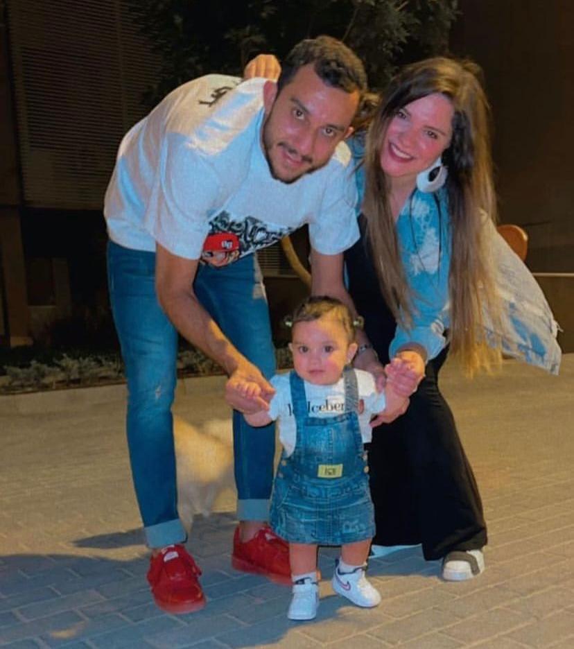 أحمد أيمن منصور و زووجته و إبنته