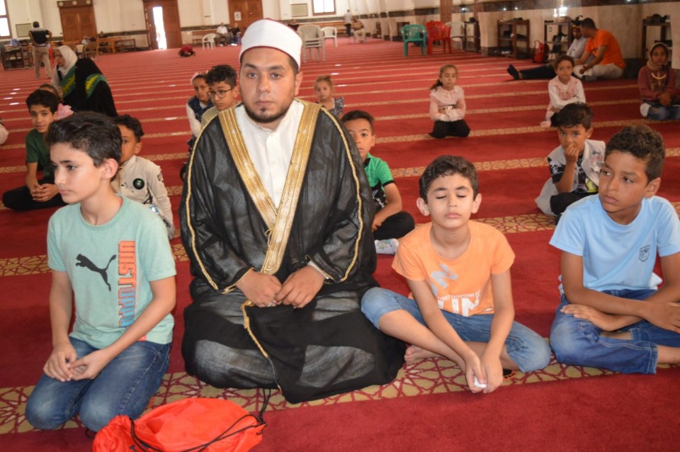 الأطفال بالمسجد