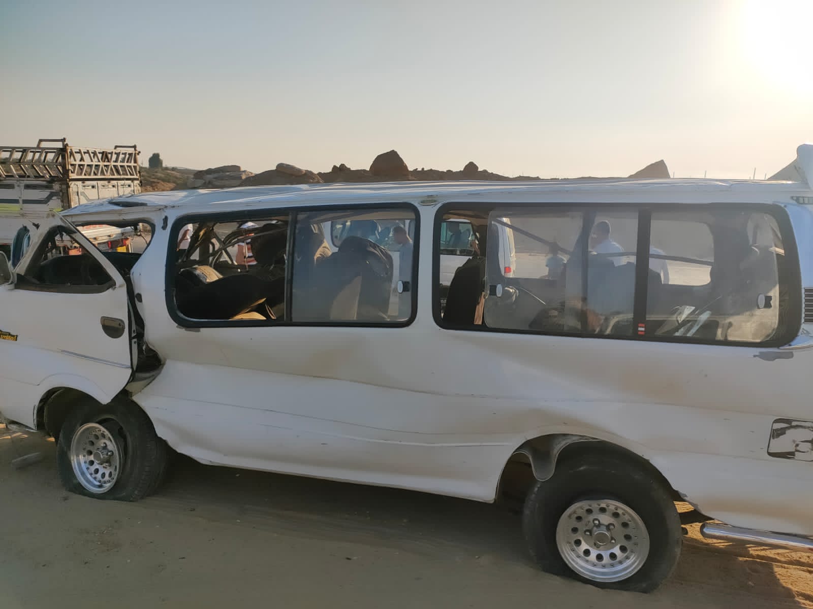 حادث إنقلاب ميكروباص بطريق القاهرة أسيوط الغربى (1)