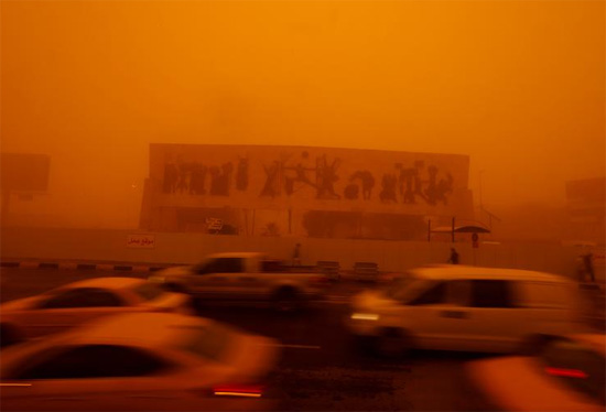 غطت العواصف الرملية العراق بضباب برتقالي