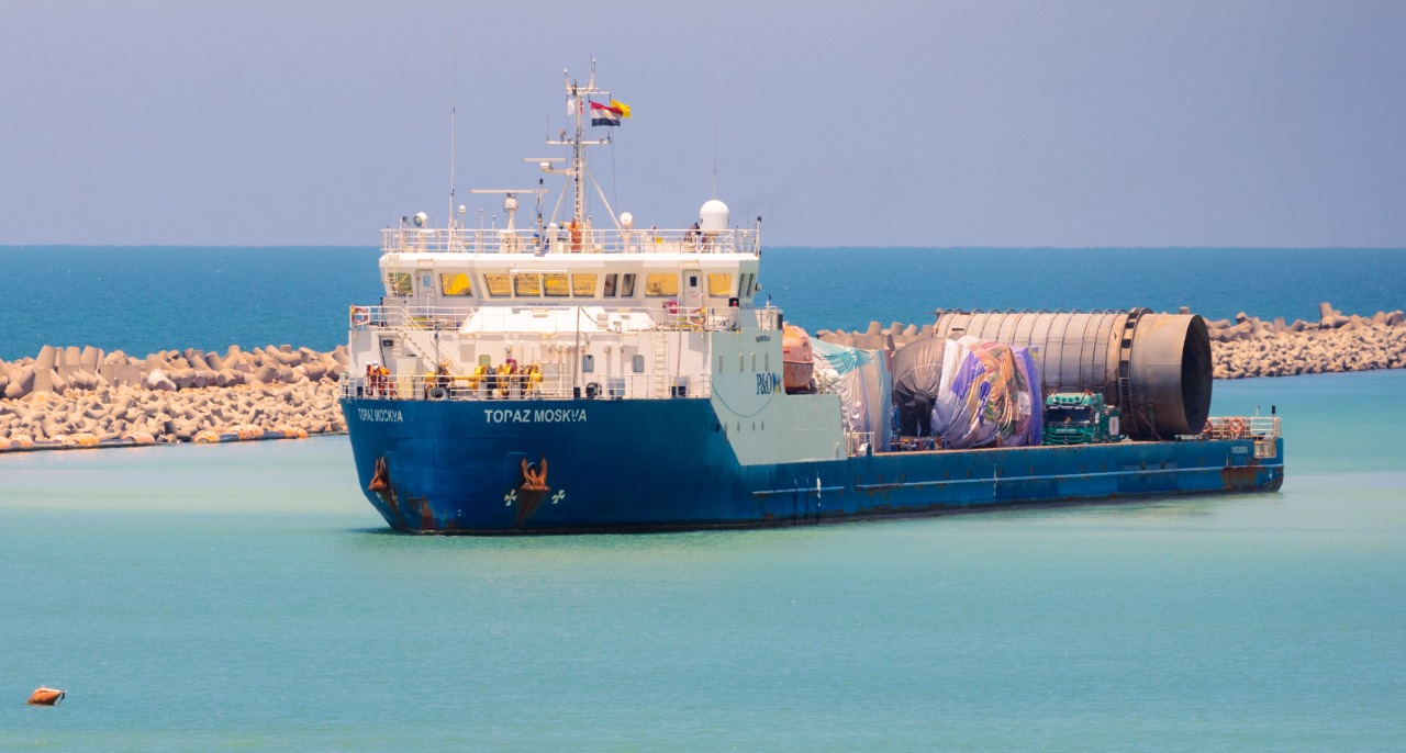 ميناء العريش بالمنطقة الاقتصادية يستقبل أول سفينة حمولات ثقيلة لمعدات محطة الكهرباء بشمال سيناء (1)