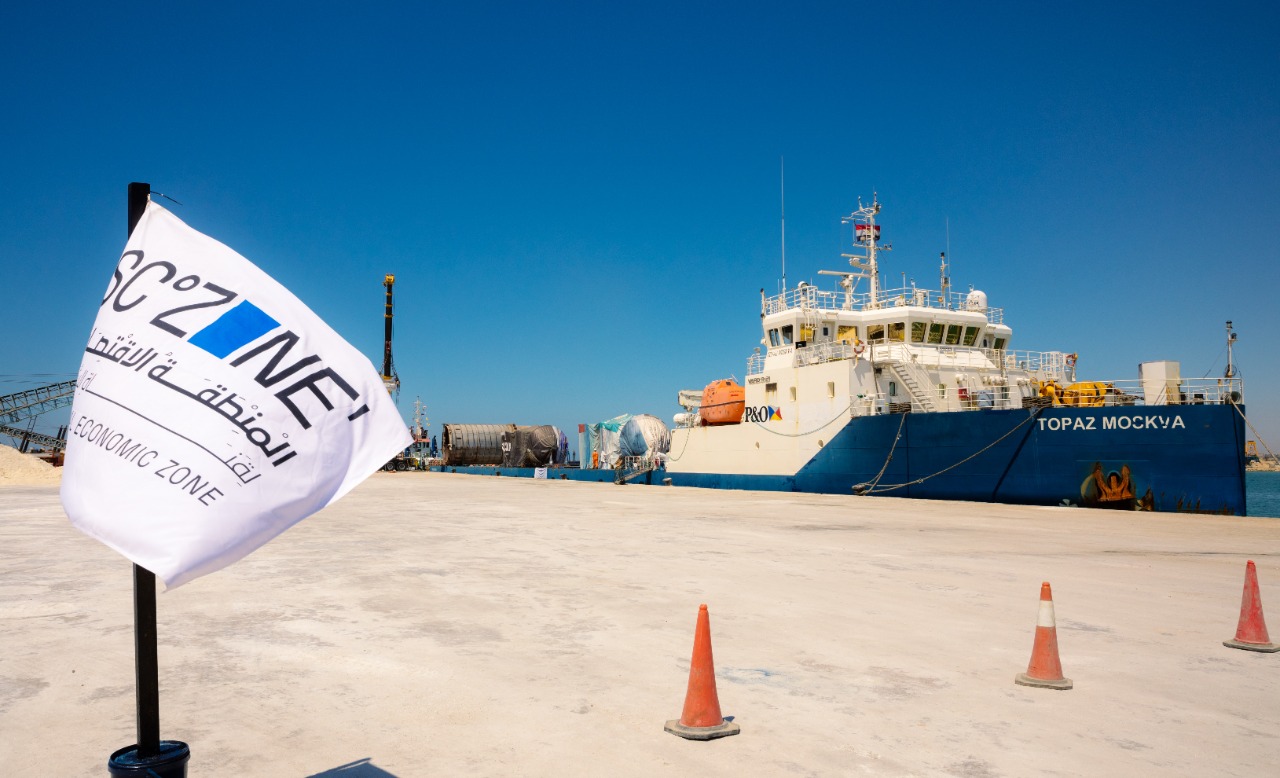 ميناء العريش بالمنطقة الاقتصادية يستقبل أول سفينة حمولات ثقيلة لمعدات محطة الكهرباء بشمال سيناء (4)