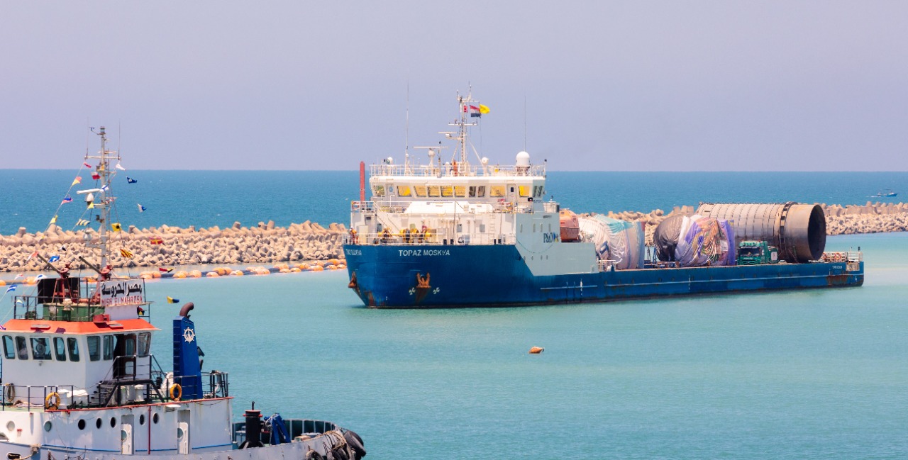 ميناء العريش بالمنطقة الاقتصادية يستقبل أول سفينة حمولات ثقيلة لمعدات محطة الكهرباء بشمال سيناء (2)