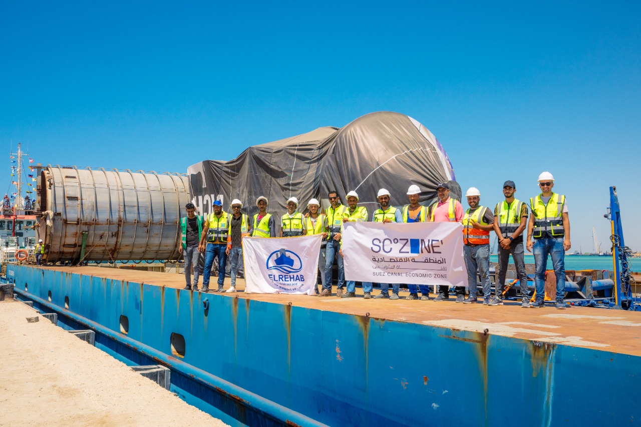 ميناء العريش بالمنطقة الاقتصادية يستقبل أول سفينة حمولات ثقيلة لمعدات محطة الكهرباء بشمال سيناء (3)