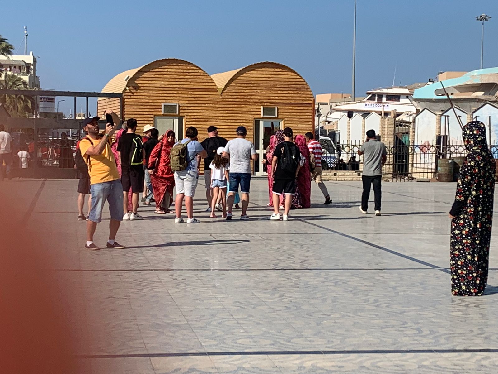 سياح من كل العالم يزورون مسجد الميناء الكبير 