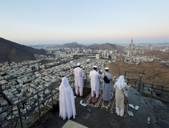 زوار بيت الله الحرام يتوافدون لأداء فريضة الحج زوار بيت الله الحرام يتوافدون لأداء فريضة الحج