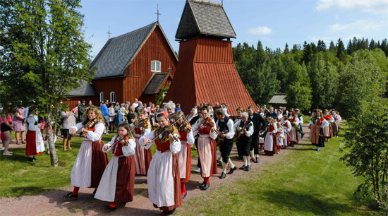 احتفالات منتصف الصيف فى السويد (8)