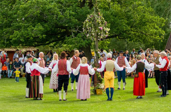 احتفالات منتصف الصيف فى السويد (6)