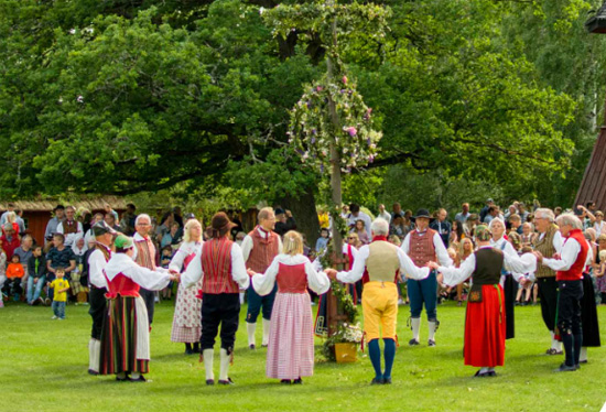 احتفالات منتصف الصيف فى السويد (1)