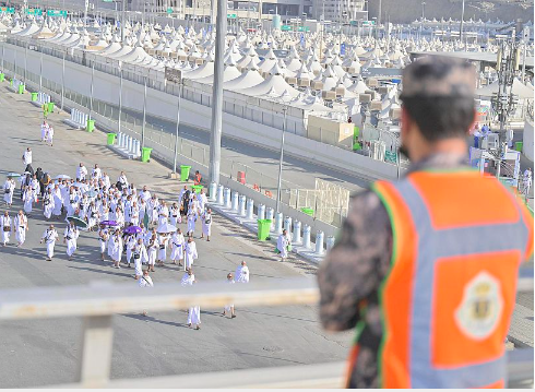 حجاج بيت الله فى طريقهم للوقوف بمشعر منى