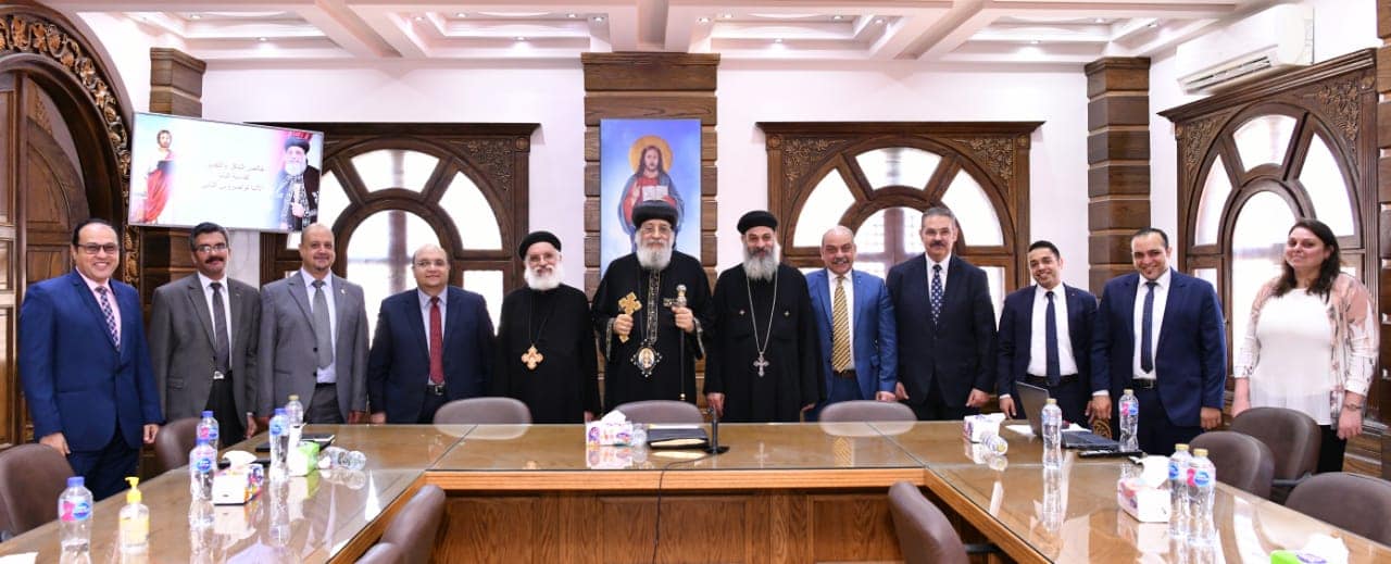 البابا تواضروس مع أعضاء البطريركية