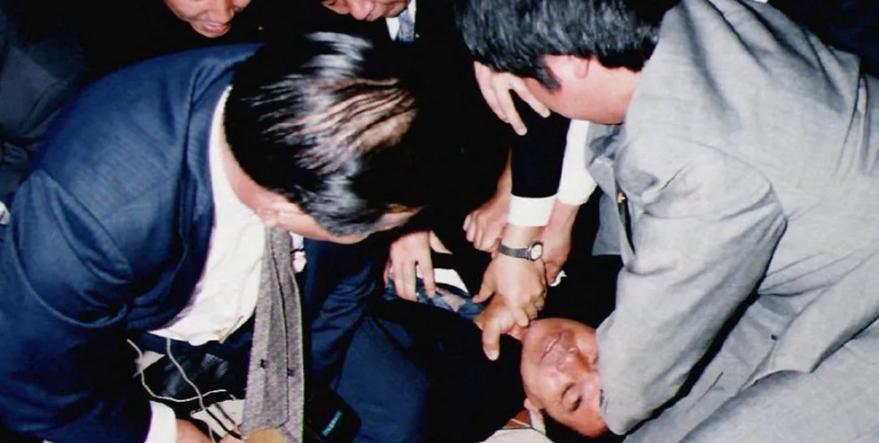 متطرف يميني بعد محاولة قتل موريهيرو هوسوكاوا