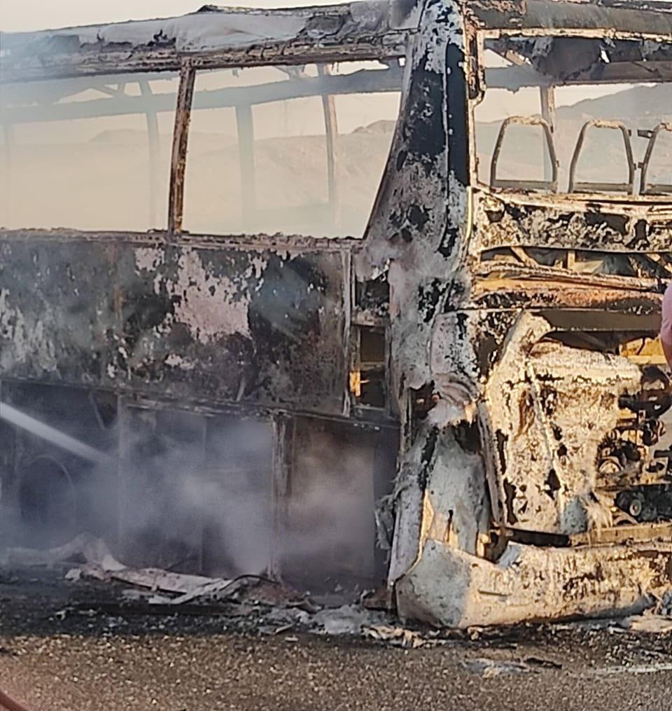 تفحم أتوبيس بطريق الزعفرانة - السخنة فى السويس ونجاة 45 راكبا (3)