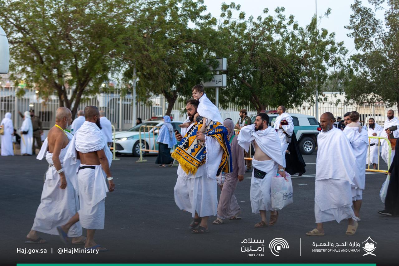 حاج يحمل ابنه على كتفه فى الطريق إلى عرفات حاج يحمل ابنه على كتفه فى الطريق إلى عرفات