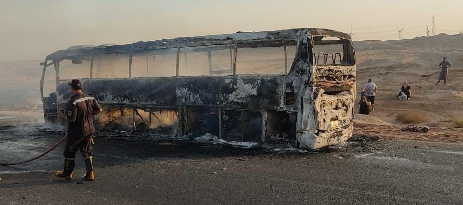 تفحم أتوبيس بطريق الزعفرانة - السخنة فى السويس ونجاة 45 راكبا (2)