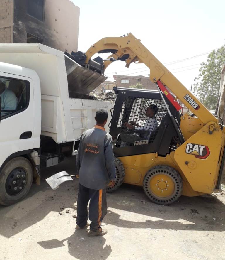 رفع 80 طن من المخلفات والقمامة بشوارع إدفو بأسوان قبل عيد الأضحى (1)