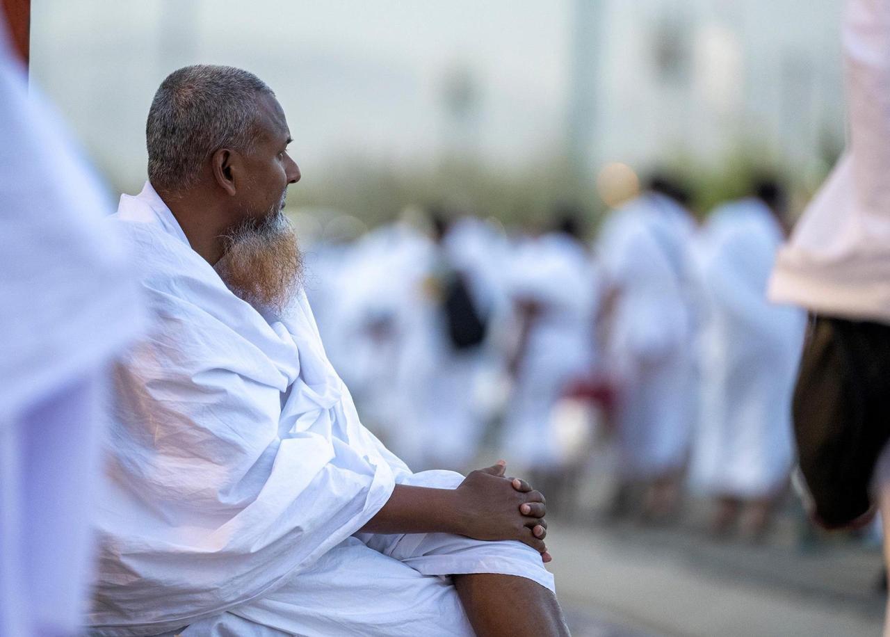 أحد الحجاج يستريح فى الطريق إلى عرفات أحد الحجاج يستريح فى الطريق إلى عرفات