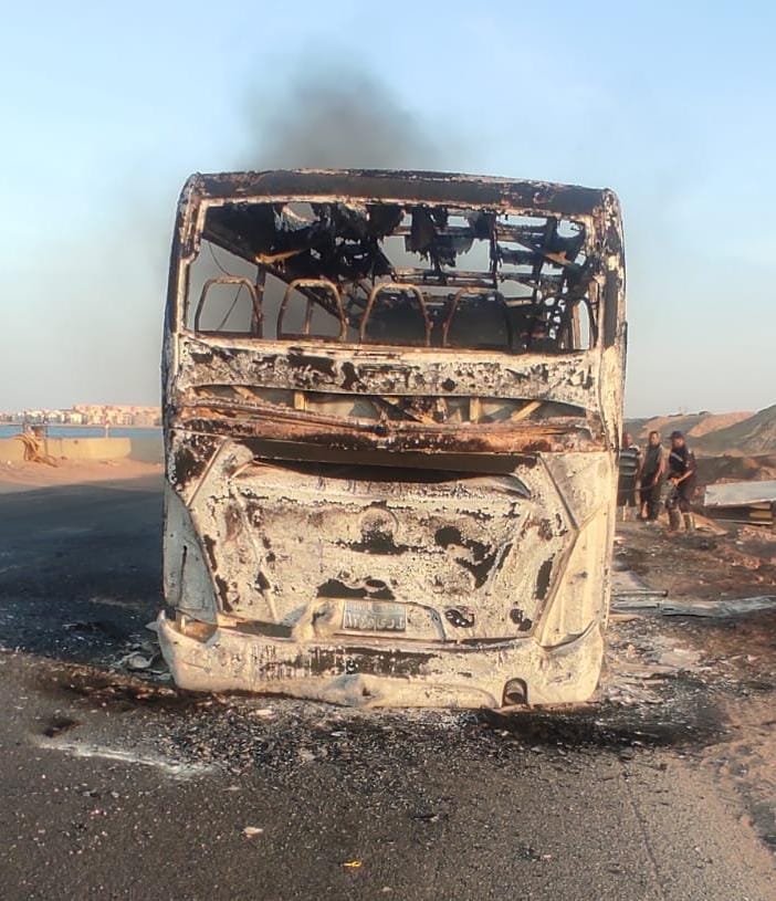 تفحم أتوبيس بطريق الزعفرانة - السخنة فى السويس ونجاة 45 راكبا (4)