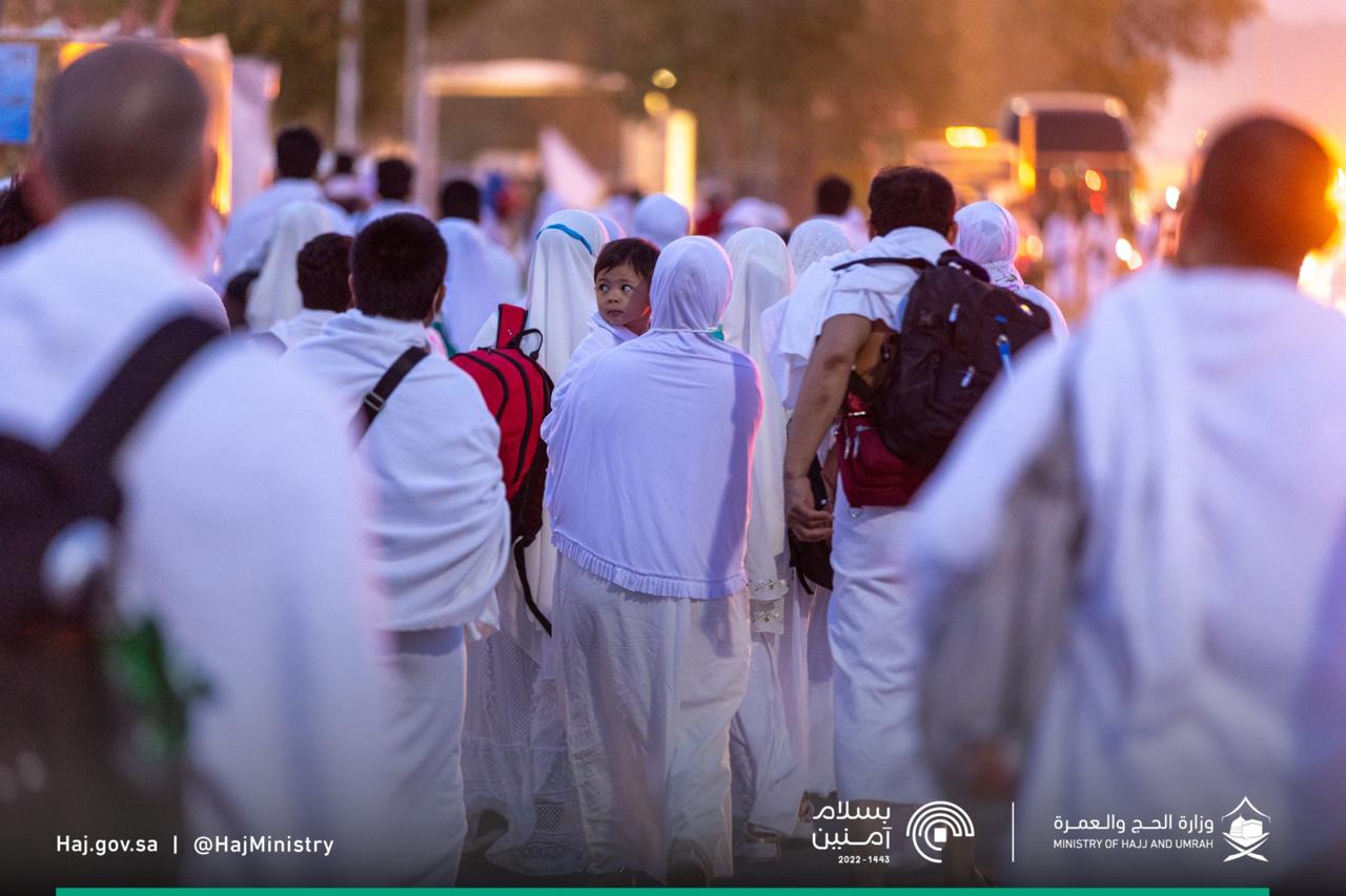 الحجاج يتسابقون إلى جبل عرفات الحجاج يتسابقون إلى جبل عرفات