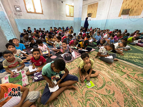 الأطفال-يتواجدون-بالكتاتيب-يومياً-لتعلم-القرآن