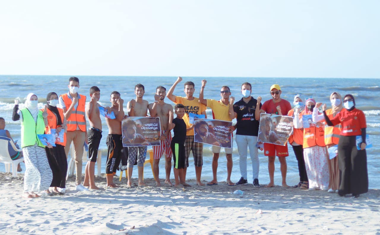 اعضاء الحملة على شاطئ المصيف
