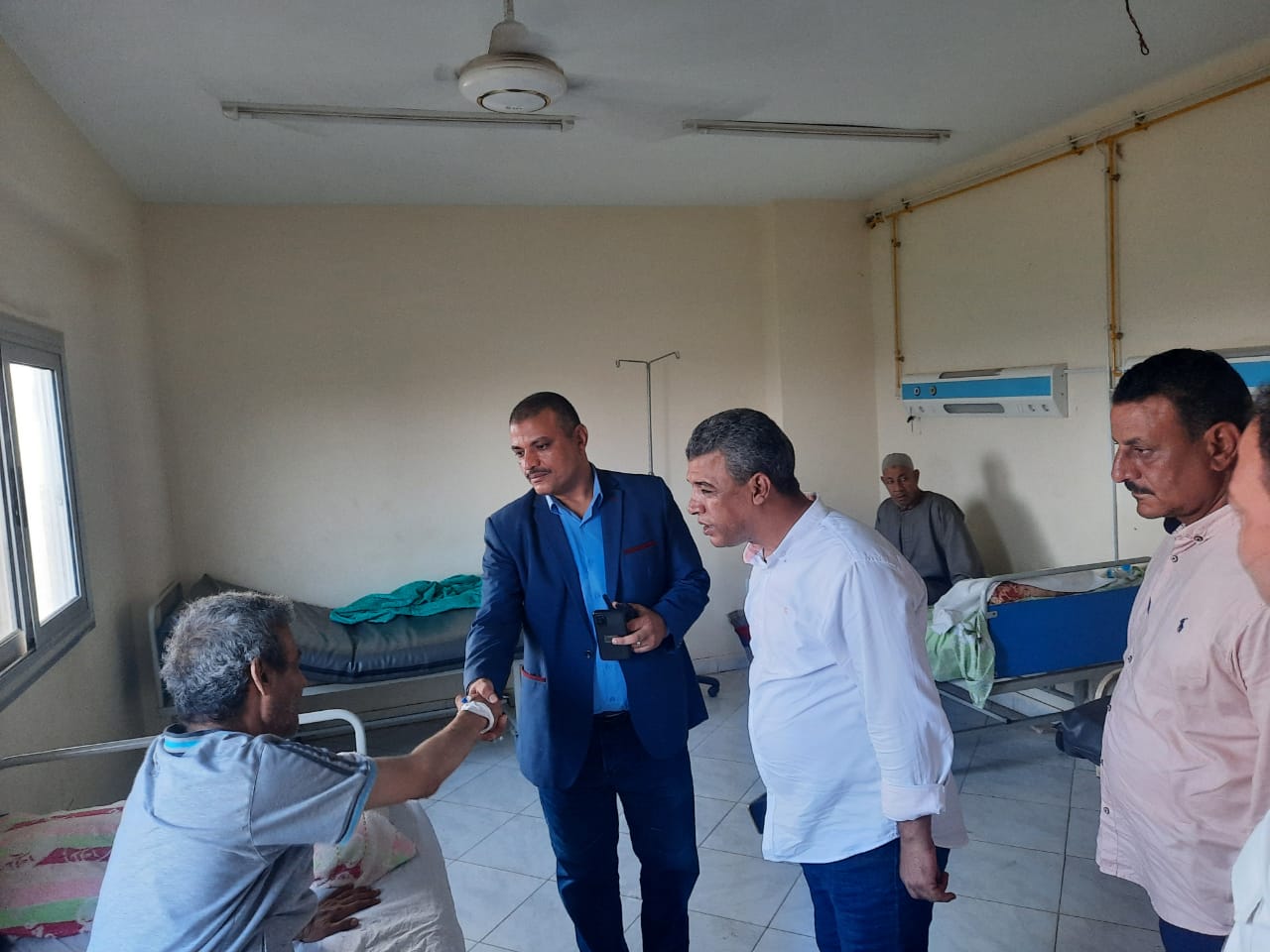 في أول أيام عيد الأضحى المبارك .. رئيس مدينة أشمون فى جولة مفاجئة للمستشفي العام  (1)