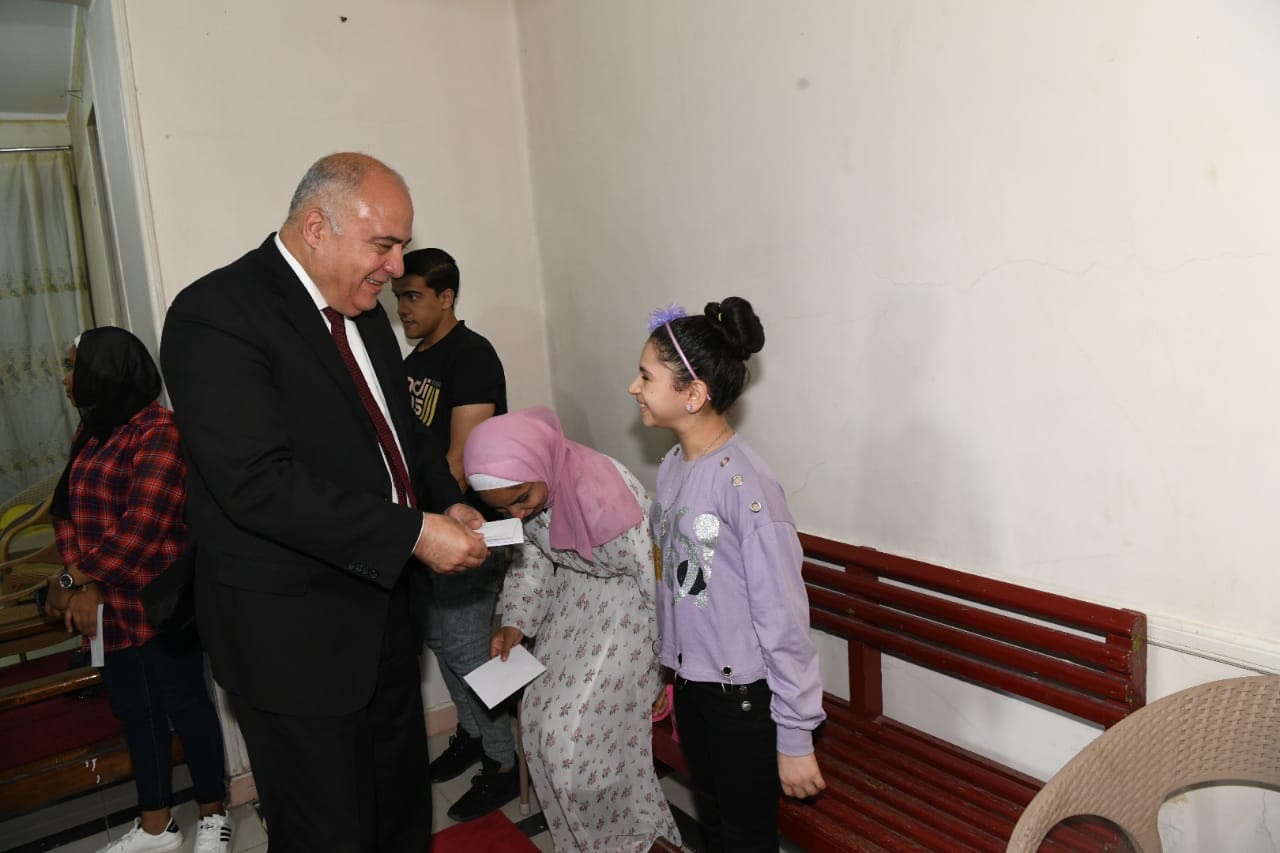 محافظ قنا يشارك فتيات دار الرحمة وأطفال جمعية الشباب القبطى فرحتهم بعيد الأضحى المبارك (28)